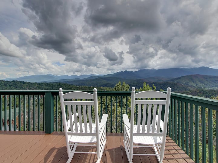 Pet Friendly, Hot Tub, Incredible Smoky Views! - Gatlinburg, TN