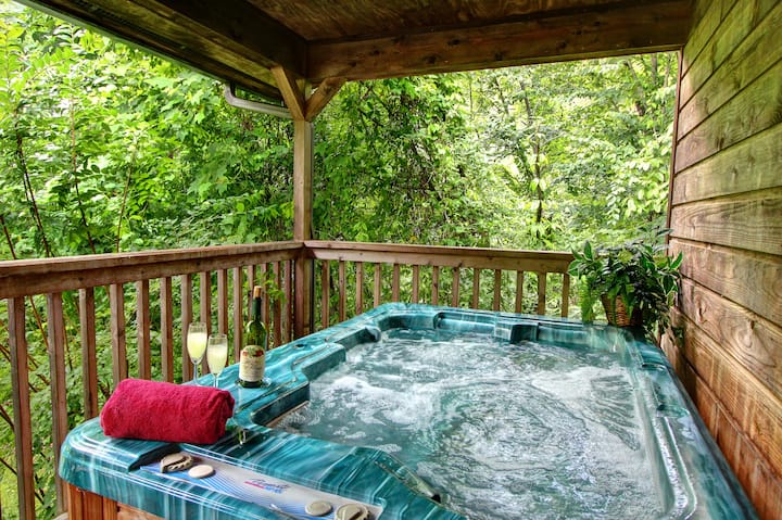 Mtn View, Hot Tub, Dog Friendly Classic Cabin! - Gatlinburg, TN
