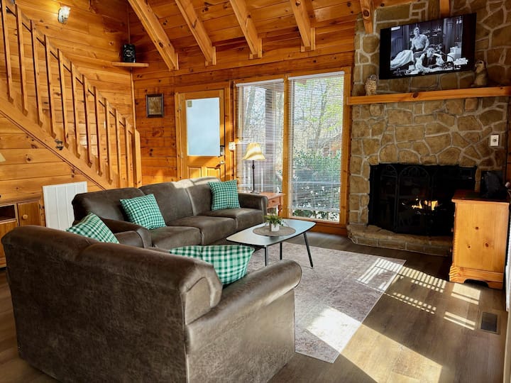 Pet Friendly, Hot Tub, Cozy Log Cabin Sleeps 7! - Gatlinburg, TN