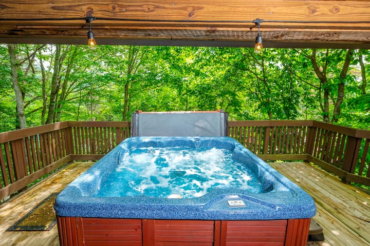 2br, Sleeps 8, Pet Friendly, Game Room, Hot Tub! - Gatlinburg, TN