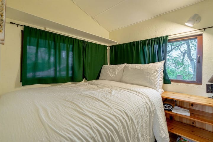 Dormitorio con cama doble 