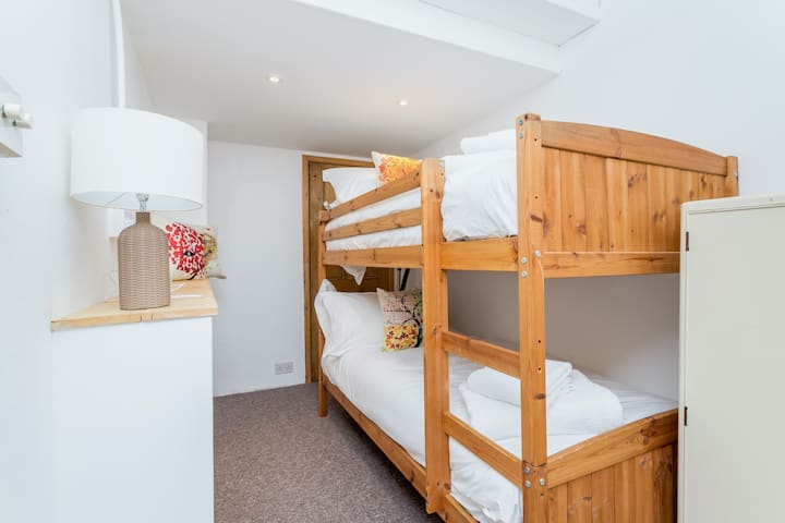 Vitanda vya ghorofa ndani ya chumba cha kulala cha ghorofa ya chini