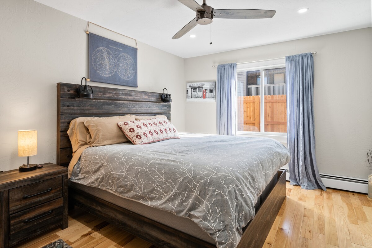 King Room има телевизор монтиран на ѕид со Netflix и плакар.