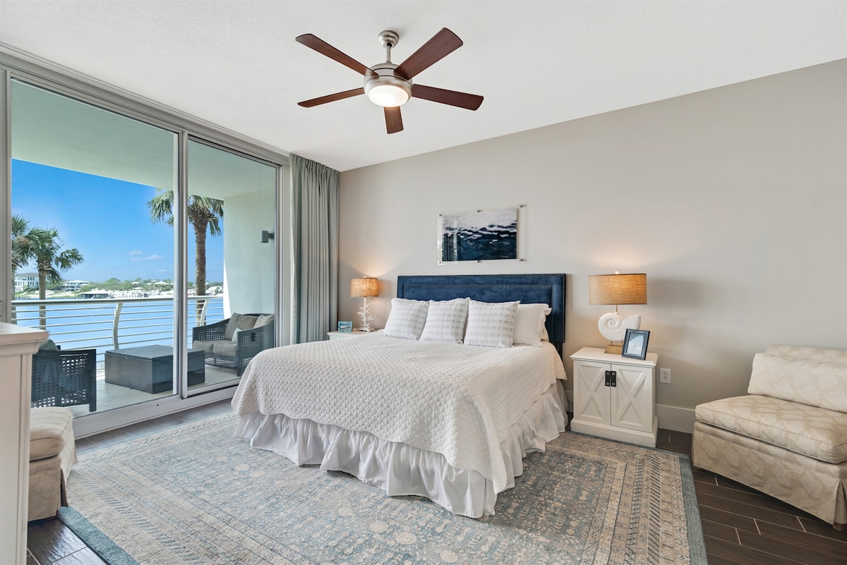 התעוררו לנוף מרהיב למים בחדר השינה הראשי המעוצב להפליא. דלתות ההזזה הרחבות נפתחות למרפסת פרטית, ויוצרות מקום מפלט שליו ומפואר.