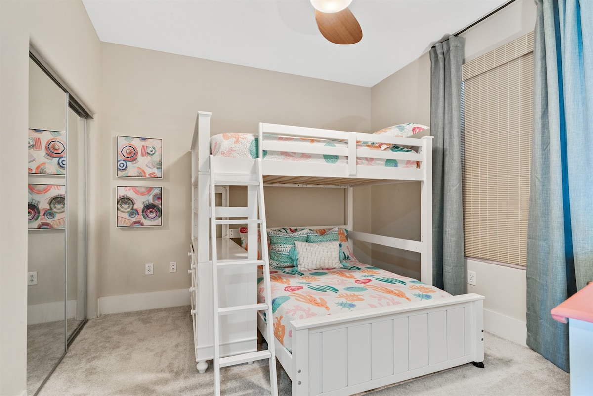 חדר השינה הזוגי הזה, שמתאים למשפחות או לקבוצות, מספק חלל כיפי ופונקציונלי. העיצוב המוקפד מבטיח נוחות ונוחות לכולם.