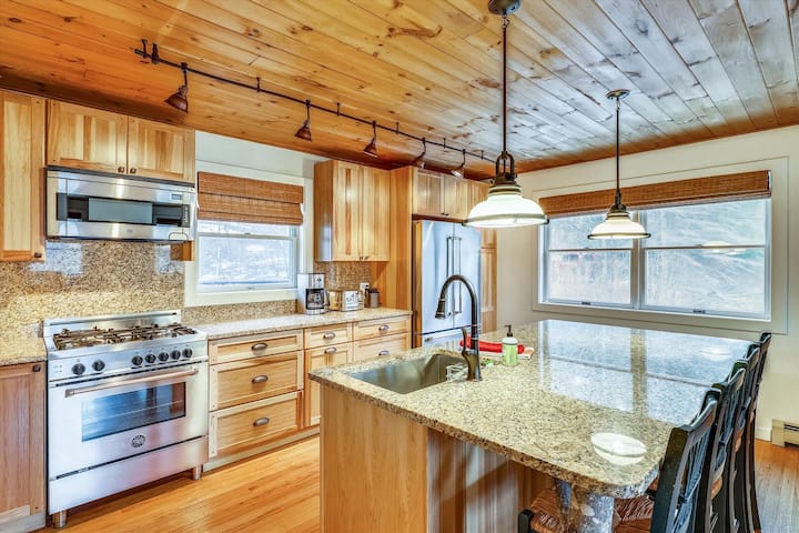 Stowe Sticks: 4 Br, A/c, Fireplace, Firepit, Deck! - Stowe, VT