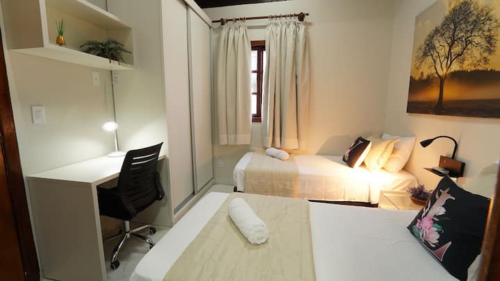 Suite simple climatisée au 1er étage, avec un espace de bureau dédié à la maison pour votre confort.

Enxoval complet.