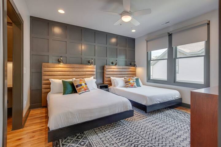 Spacious Designer Twin Homes – 10 Min to Broadway gallery image 4