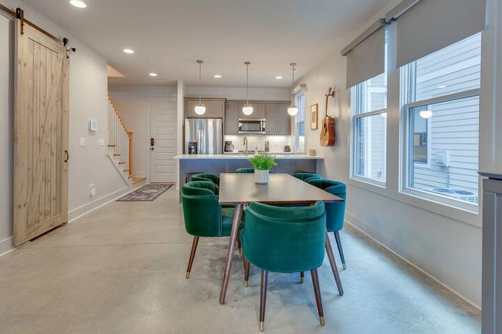 Spacious Designer Twin Homes – 10 Min to Broadway gallery image 3