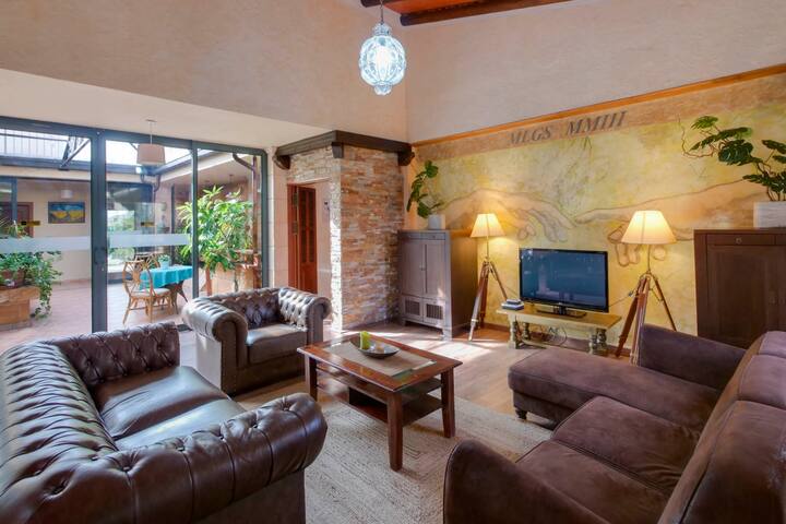 Melongos gallery image 5