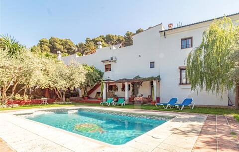 Beautiful home in Montecorto with WiFi