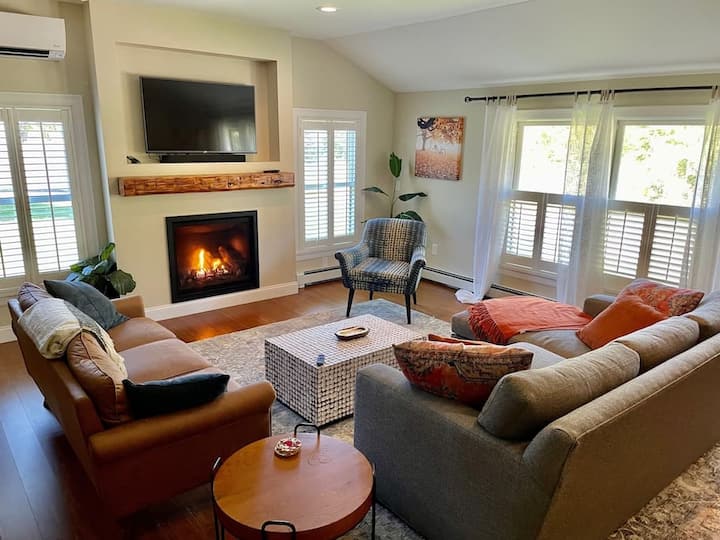 Clean, perfect home a mile from historic Waterbury