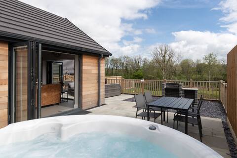 Cedar Cottage with hot tub