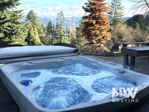 Luxury Home—Fireplaces, Hot Tub, Fire Pit & Views!