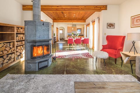 Home w/river access & views in Gallatin Gateway