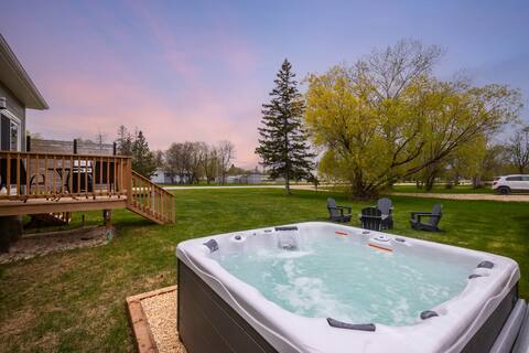Modern Getaway: Hot Tub, Games, firepit