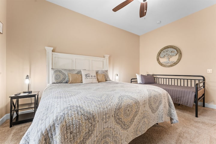 ห้องนอนเตียงคิงไซส์พร้อมเตียงเดี่ยว