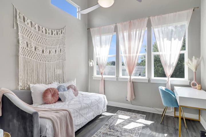 יש מקום מפלט שקט בחדר השינה למעלה, מוסתר מאחורי דלת מדף הספרים. בחדר הזה יש מיטת יום זוגית, וניתן להשתמש בה כמשרד או כשאתם רוצים להתרחק מהכול.