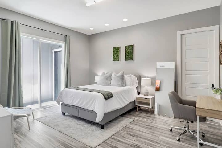 חדר שינה ראשי בקומה הראשונה, עם מיטת קווין סייז וחדר רחצה פרטי.