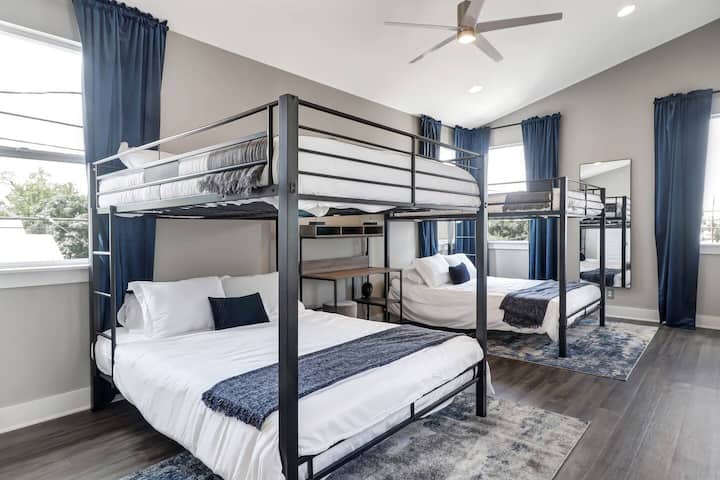 חדר שינה בקומה העליונה הכולל 4 מיטות קווין סייז וחדר אמבטיה פרטי, מה שהופך אותו לאידיאלי למשפחות. צפו בכוכבים דרך טלסקופ, או התעדכנו בתוכניות הטלוויזיה האהובות עליכם בטלוויזיה הגדולה שלנו!