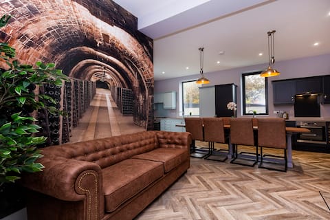BOOTique House - Luxury Group Accommodation for 12