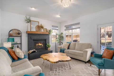 Pikes views,Hikes, Views, Hot tub, Gaming Basement