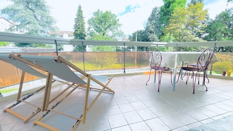 Voiron center, 15 m² terrace, secure parking