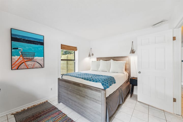 Habitación con cama tamaño queen