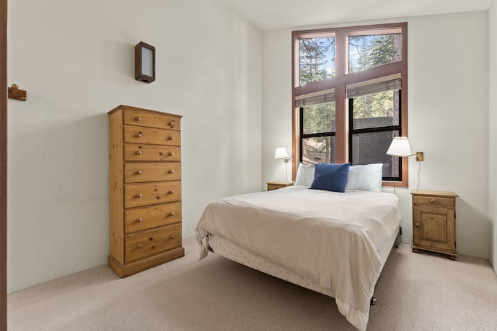 Chumba cha 6 cha kulala kilicho na kitanda aina ya queen.