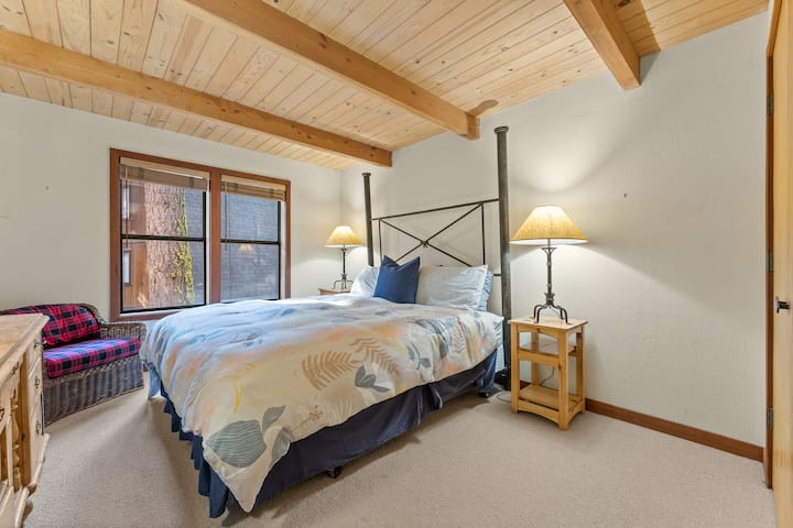 Kitanda cha kingi katika chumba cha kulala cha 4. 