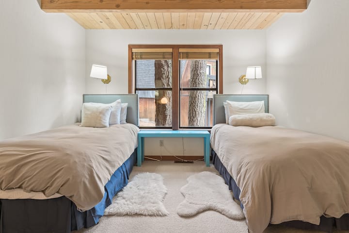 Chumba cha 2 cha kulala kina vitanda viwili pacha.