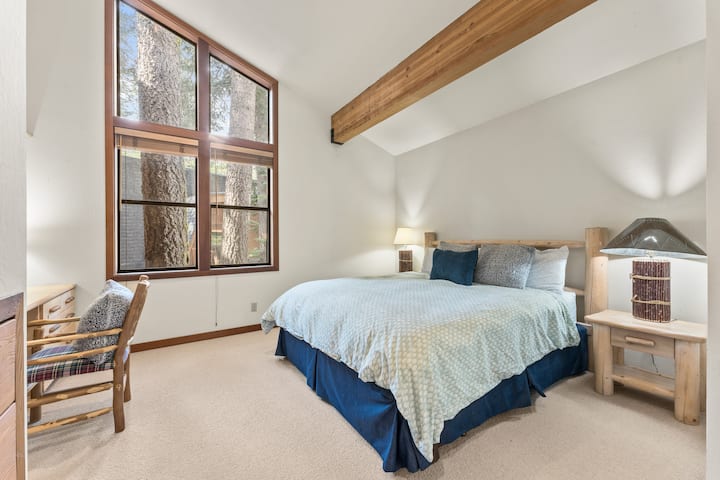 Chumba cha kulala cha 5 kina kitanda aina ya king na sehemu ya kufanyia kazi.