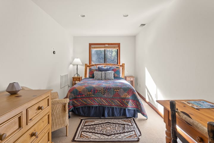 Chumba cha kulala cha 3 chenye kitanda aina ya queen na sehemu ya kufanyia kazi.