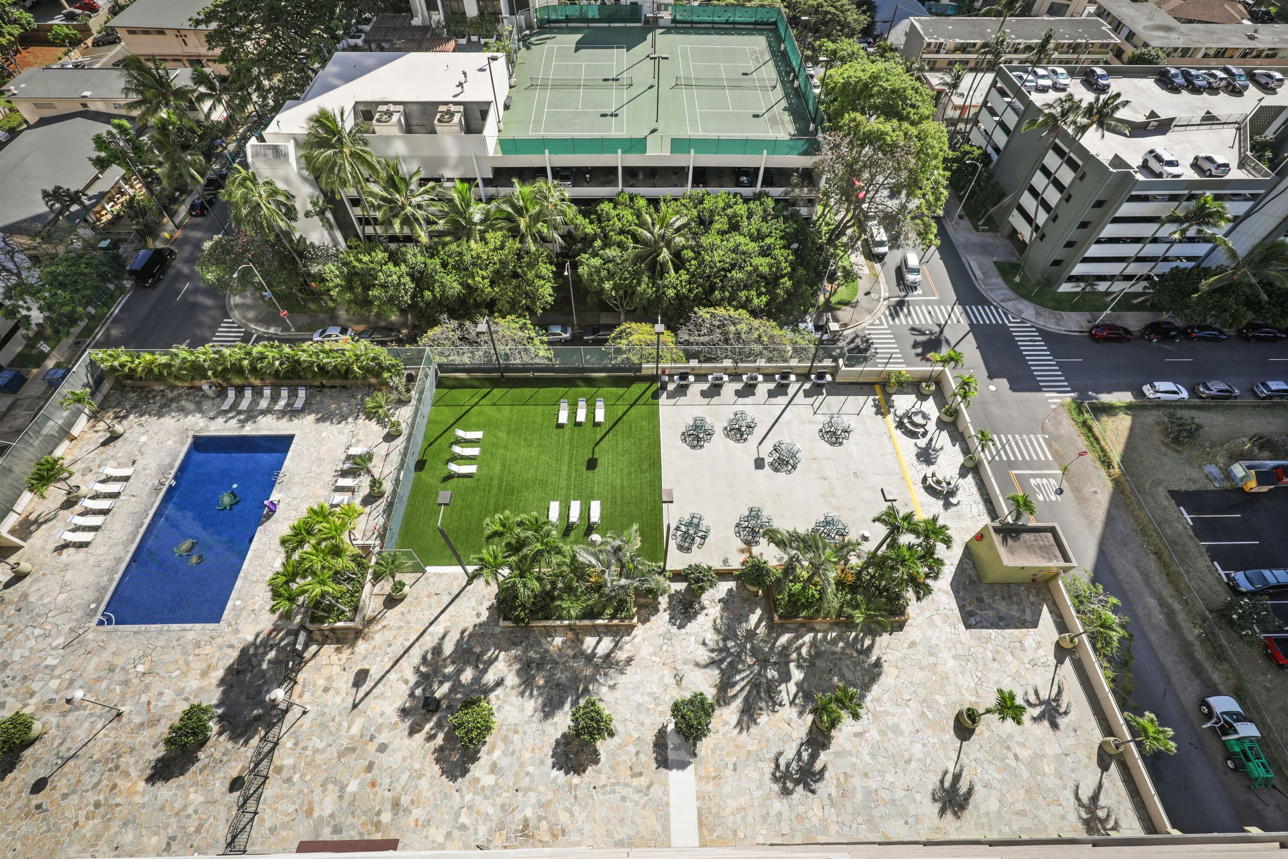 Condo in Honolulu · ★4.33 · 2 bedrooms · 2 beds · 1 shared bath - Image 35