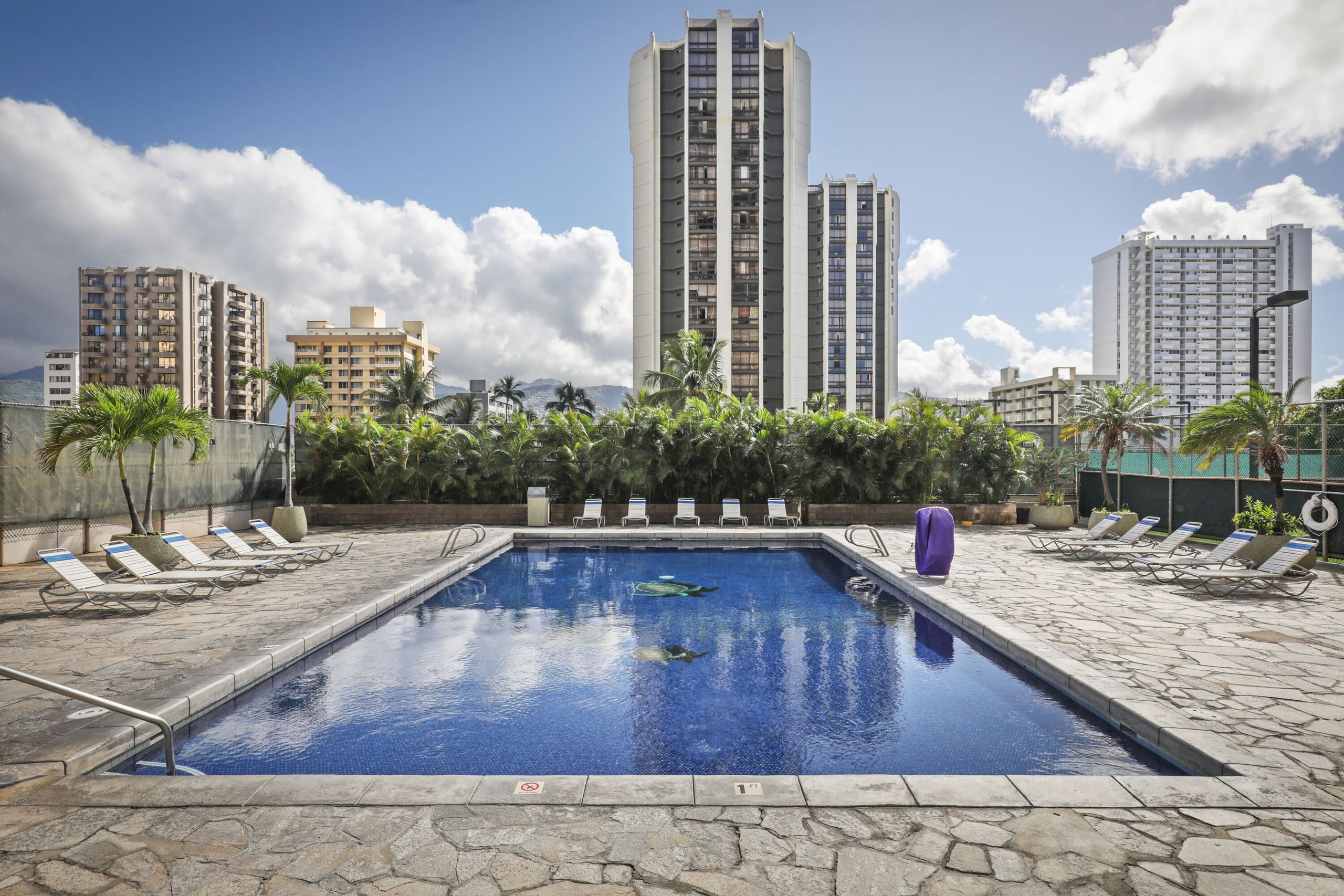 Condo in Honolulu · ★4.33 · 2 bedrooms · 2 beds · 1 shared bath - Image 34