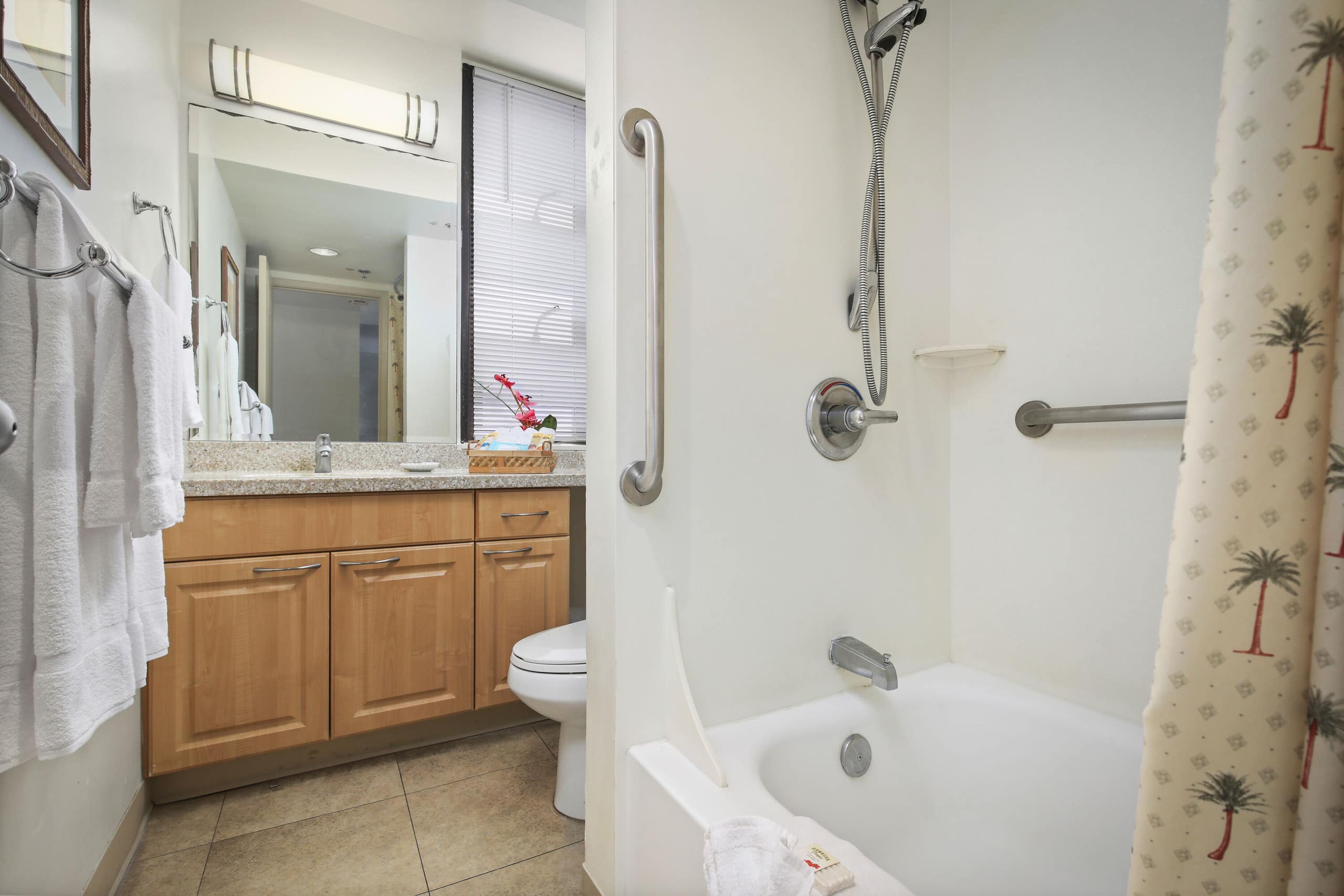 Condo in Honolulu · ★4.33 · 2 bedrooms · 2 beds · 1 shared bath - Image 20