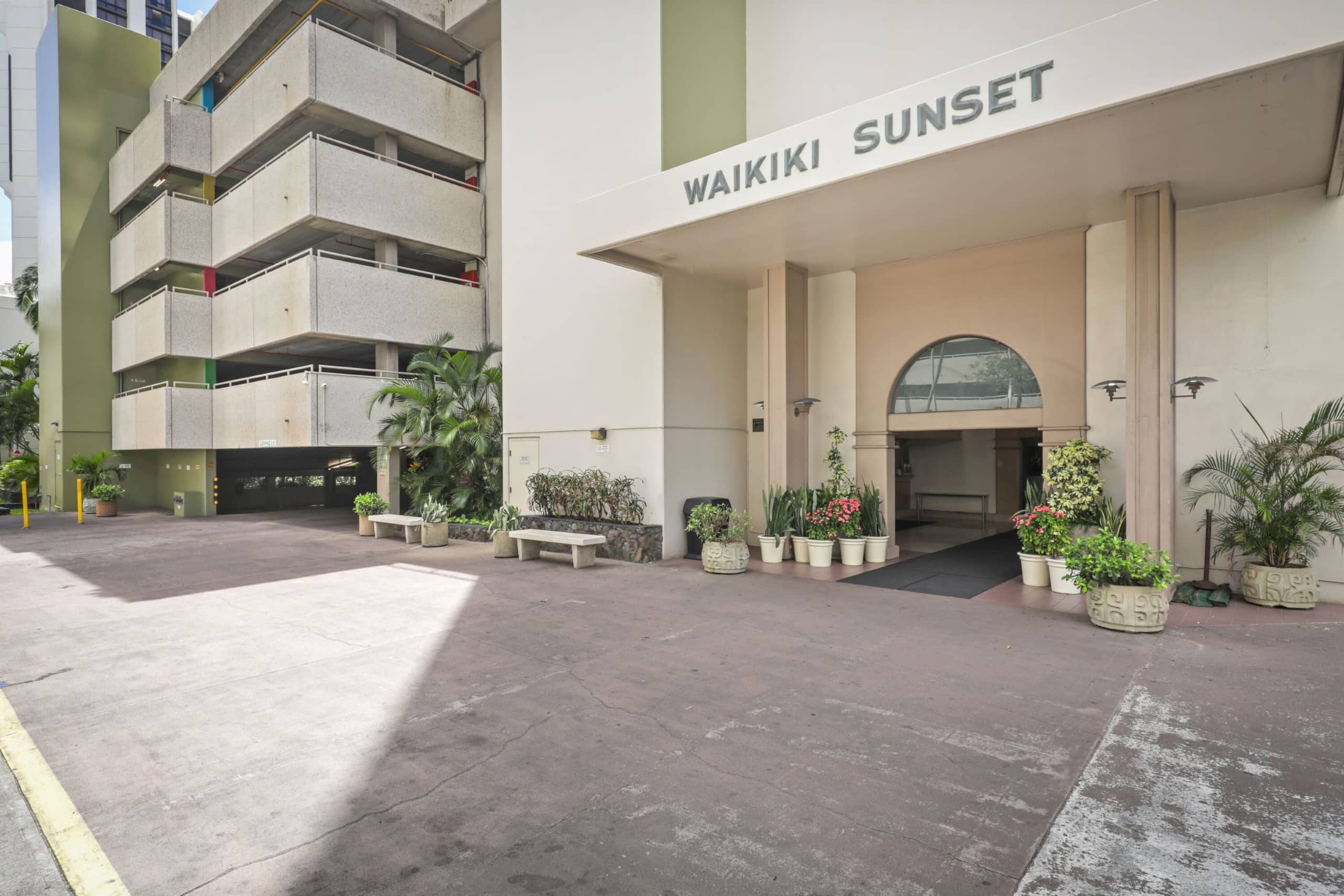 Condo in Honolulu · ★4.33 · 2 bedrooms · 2 beds · 1 shared bath - Image 26