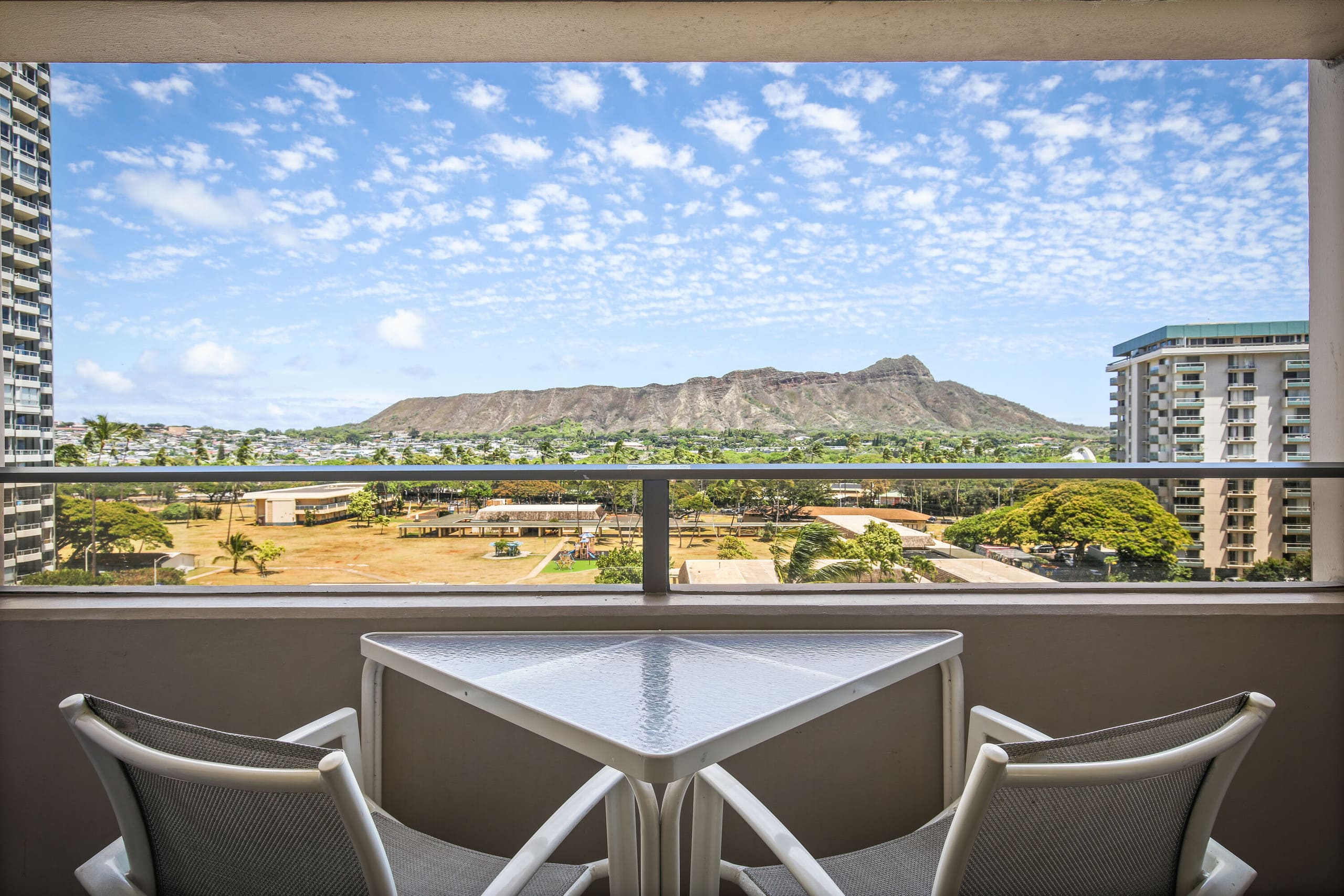 Condo in Honolulu · ★4.33 · 2 bedrooms · 2 beds · 1 shared bath - Image 1