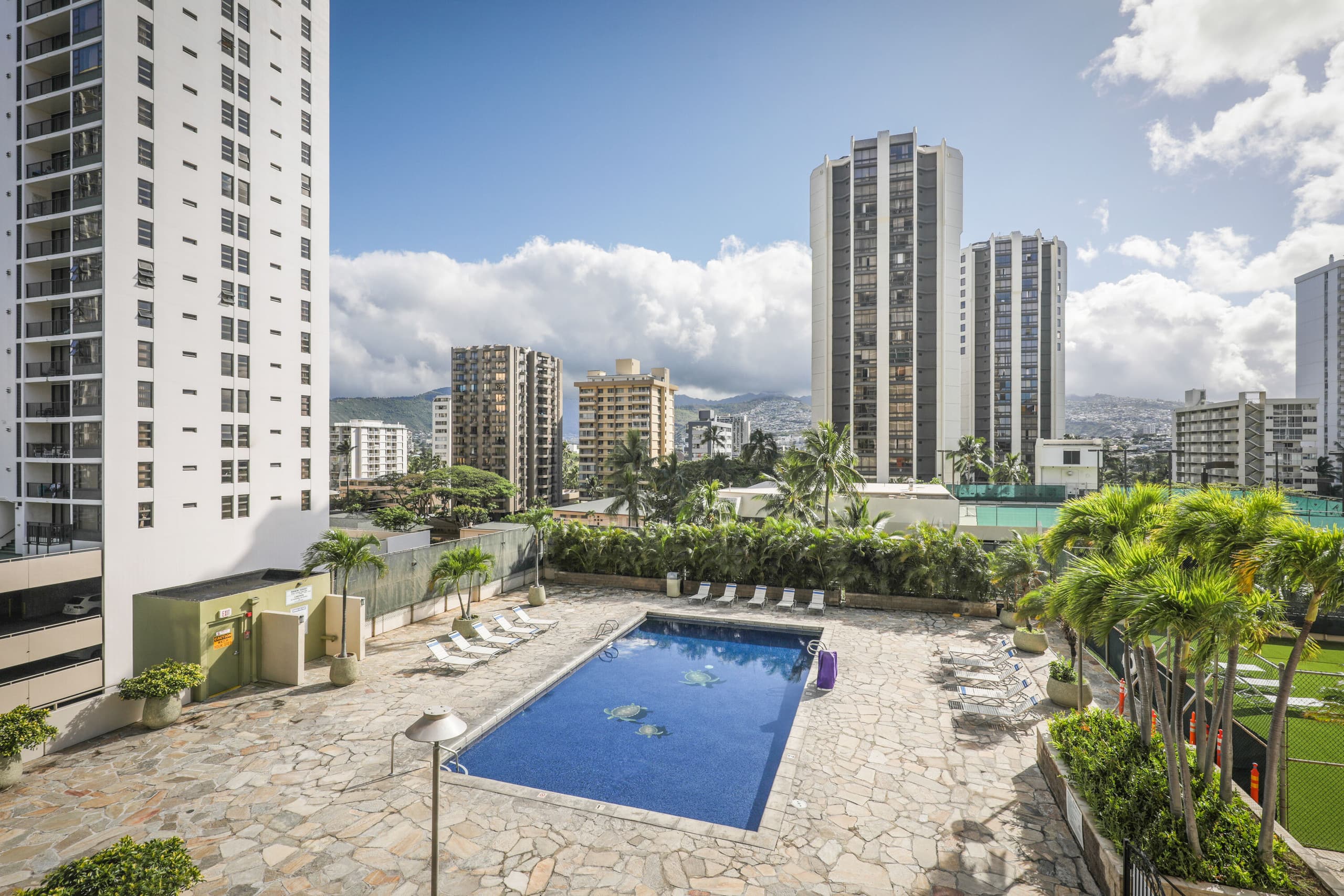 Condo in Honolulu · ★4.33 · 2 bedrooms · 2 beds · 1 shared bath - Image 33