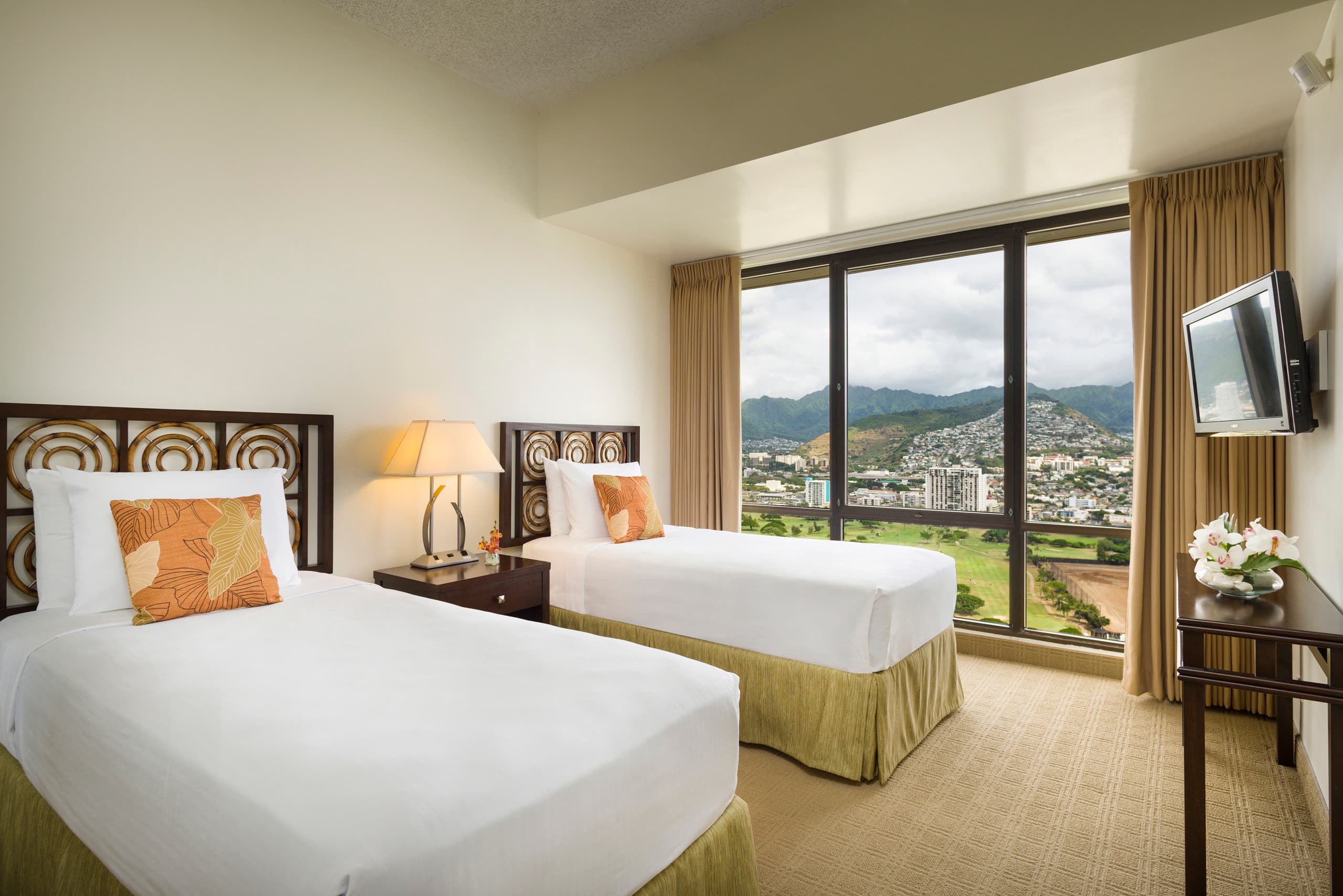 Condo in Honolulu · ★4.33 · 2 bedrooms · 2 beds · 1 shared bath - Image 19