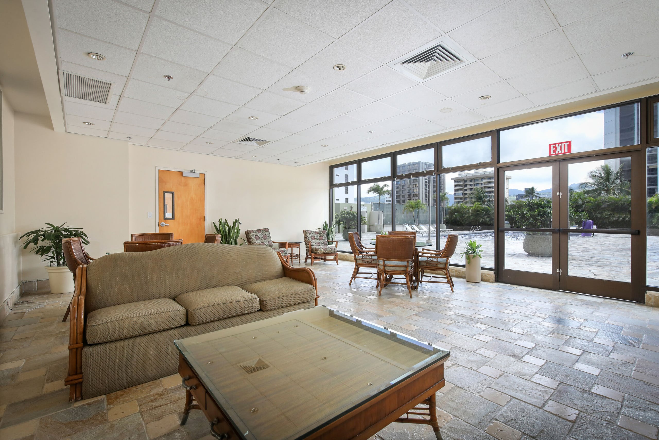 Condo in Honolulu · ★4.33 · 2 bedrooms · 2 beds · 1 shared bath - Image 28
