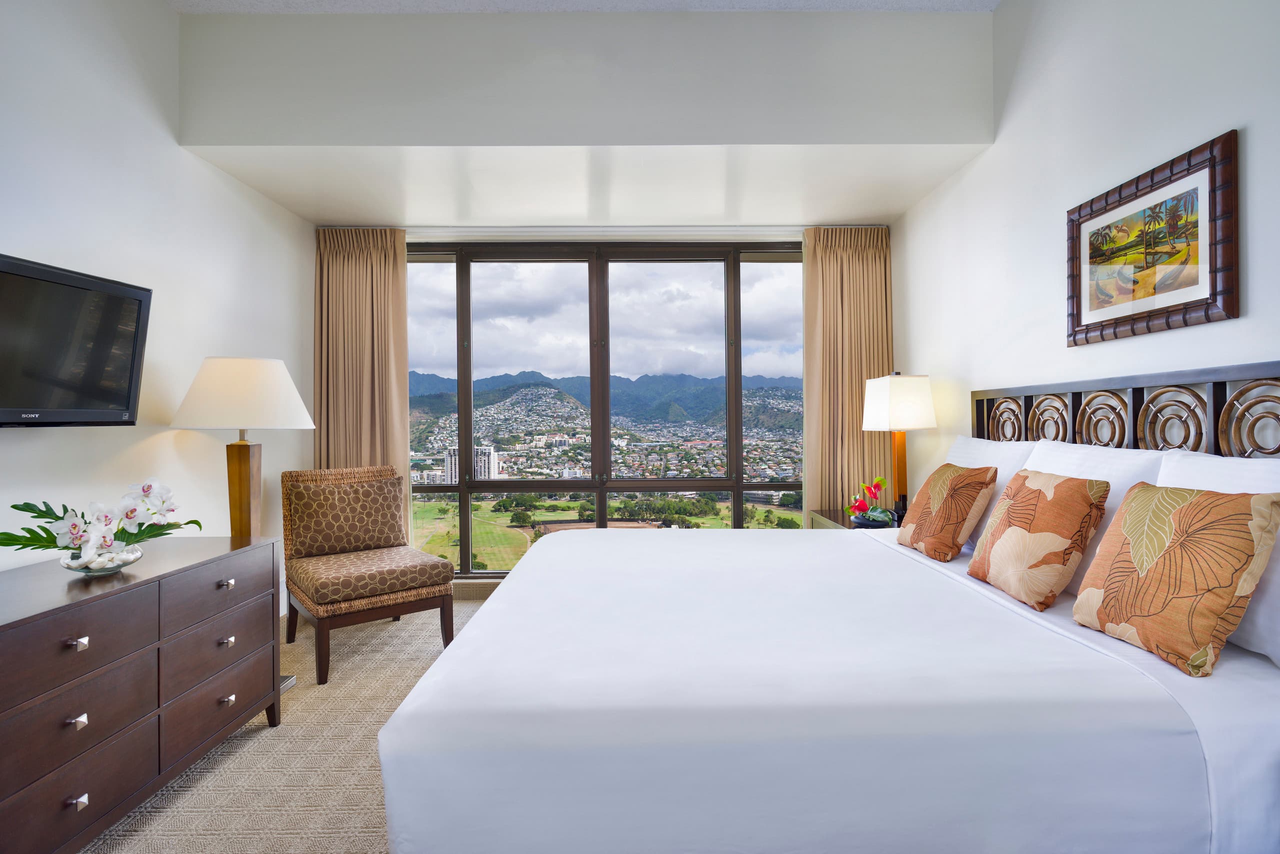 Condo in Honolulu · ★4.33 · 2 bedrooms · 2 beds · 1 shared bath - Image 17