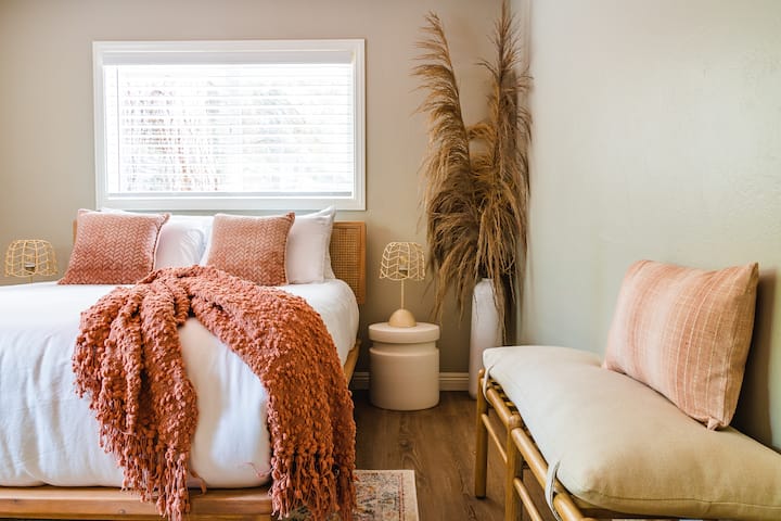 Допир на брачна спална соба во бохо стил