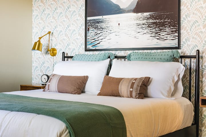 Брачен кревет (широк 150-179 см) во апартманот на главната спална соба