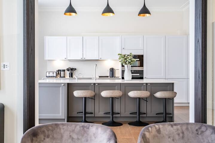 Expansive & Luxurious Lincoln’s Inn Apartment gallery image 3