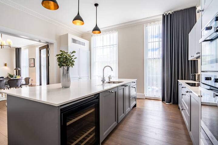 Expansive & Luxurious Lincoln’s Inn Apartment gallery image 4