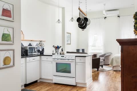 Downtown Studio Suite, Steps from Beach!