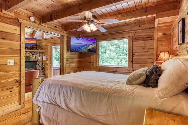 De primaire slaapkamer, gelegen op de begane grond, beschikt over charmante dubbele deuren die uitkomen in de woonkamer en bieden zowel privacy als gemakkelijke toegang.