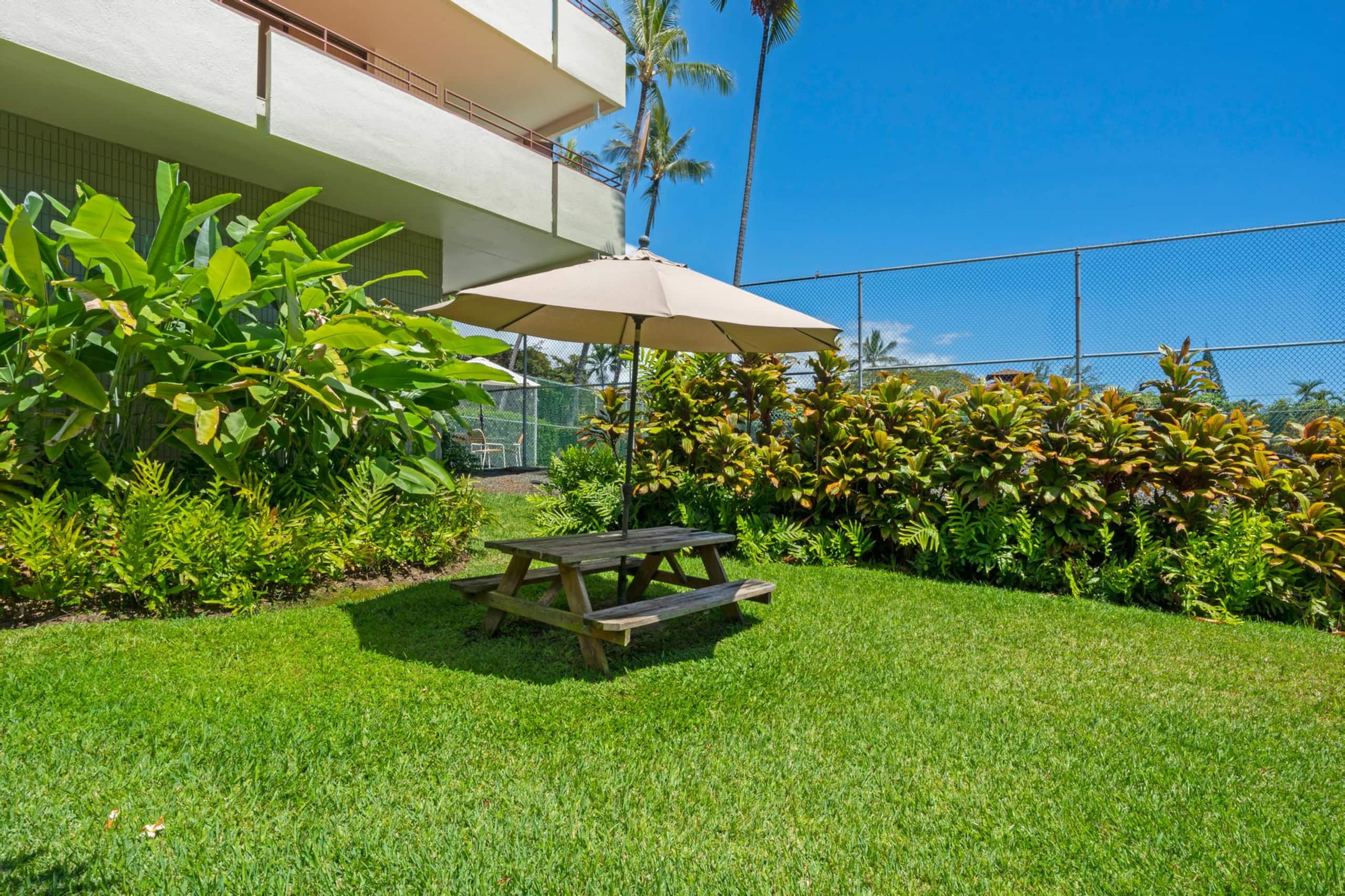 Condo in Kailua-Kona · ★4.67 · 2 bedrooms · 3 beds · 2 shared baths - Image 47