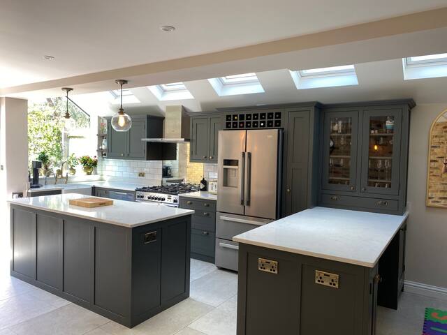 House – Sleeps 8 – Garden – Children’s Play Area gallery image 2